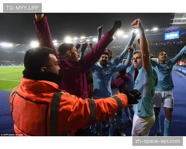 比赛镜头：贝蒂斯门将布拉沃扑出点球后激情怒吼，队友相拥庆祝